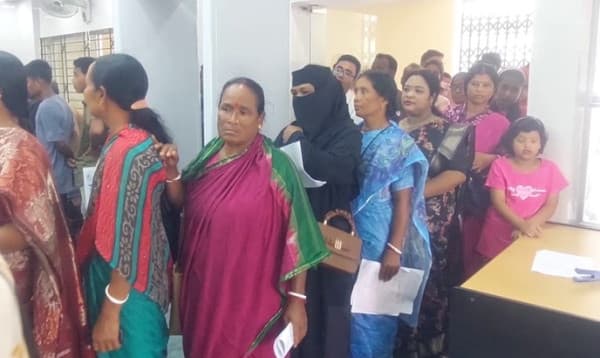 ঠাকুরগাঁও পাসপোর্ট অফিসে হঠাৎ উপচে পড়া  ভিড়