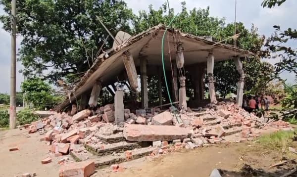 রূপগঞ্জে মাইকিং করে ভাঙা হলো মসজিদ ও লেংটার মাজার