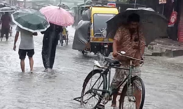 ১১২ মিলিমিটার বৃষ্টিতে যশোরের ৩০ সড়ক পানির নিচে