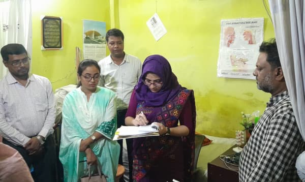 নাটোরে ডিগ্রি ছাড়াই ডাক্তার পরিচয়ে চিকিৎসা