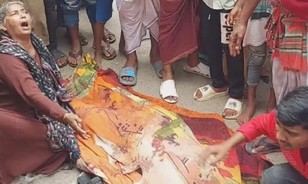 নরসিংদীতে প্রকাশ্য দিবালোকে যুবককে কুপিয়ে হত্যা