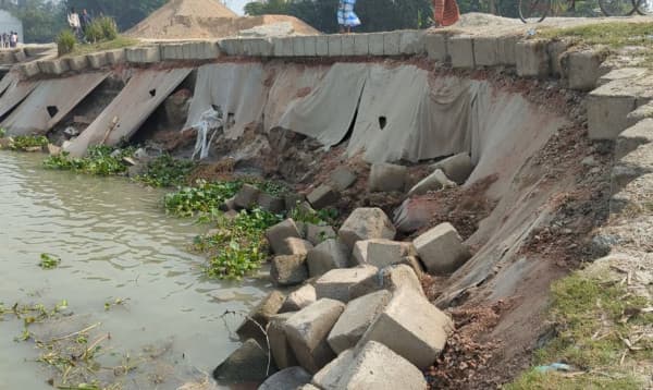 শরীয়তপুরে ১১০ কোটি টাকার নদী রক্ষা বাঁধে ধস