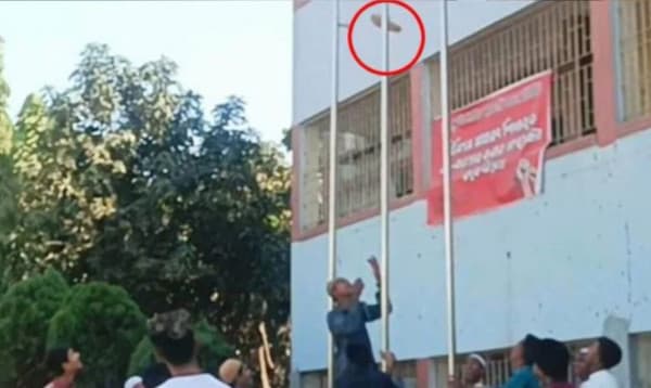 পছন্দের ইমামকে না রাখায় জাতীয় পতাকার খুঁটিতে জুতা, ভিডিও ভাইরাল