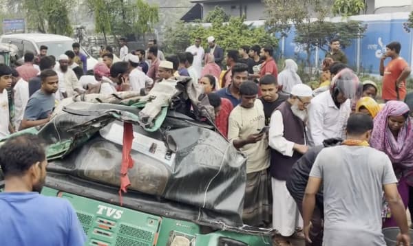 পাবনায় সড়কে নিহতদের পরিচয় মিলেছে, ২ জনের অবস্থা আশঙ্কাজনক