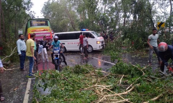 ৫ মিনিটের বৈশাখী ঝড়ে ঢাকা-খুলনা মহাসড়কে এক ঘণ্টা যান চলাচল বন্ধ