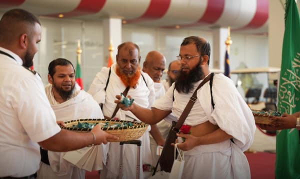 বাংলাদেশি হজযাত্রীদের ফুল দিয়ে বরণ করে নিল সৌদি