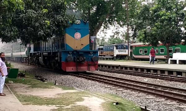 নাটোরে চলন্ত ট্রেনে মাথা বের করায় ওভারব্রিজের পিলারে ধাক্কা লেগে নিহত ১
