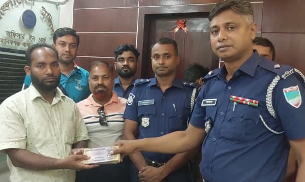 মানিকগঞ্জে ব্যবসায়ীর হারানো টাকা উদ্ধার করে দিলো পুলিশ