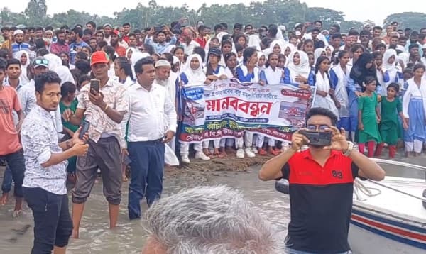 শরীয়তপুরে স্থায়ী বেড়িবাঁধ ও নদী থেকে বালু উত্তোলন বন্ধের দাবি