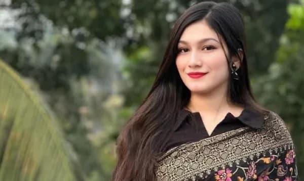 চট্টগ্রামে নিষিদ্ধ ছাত্রলীগ কর্মী ইসরাতকে পুলিশে দিলেন শিক্ষার্থীরা