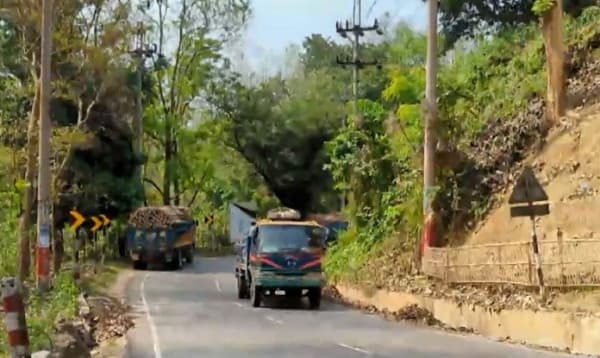 রাঙামাটির আঁকাবাঁকা সড়কগুলো পরিণত হয়েছে মৃত্যুফাঁদে
