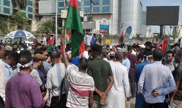 প্রাণের জোয়ারে বিমানবন্দরে নেতাকর্মীদের অভ্যর্থনা
