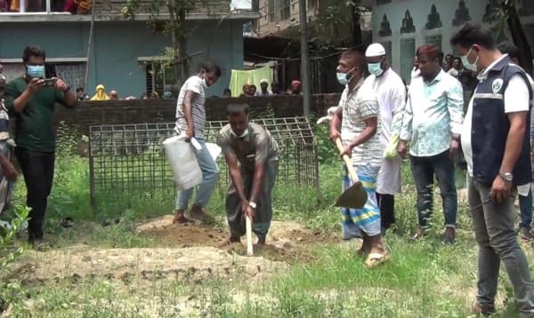 নরসিংদীতে দাফনের ৬ মাস পর সাবেক পৌর কমিশনারের মরদেহ উত্তোলন