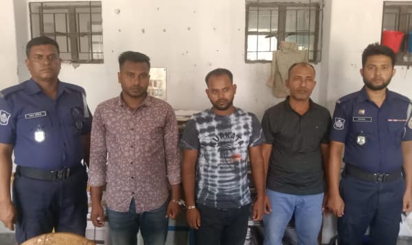 কুয়াকাটায় পর্যটকের ৪০ হাজার টাকা ছিনতাই, যুবদল সভাপতিসহ গ্রেপ্তার ৩