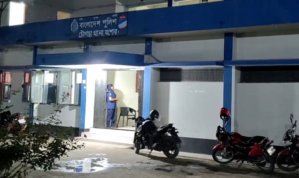 যশোরে আসামি ধরতে যাওয়া পুলিশের ওপর হামলা, ওসিসহ আহত ৭