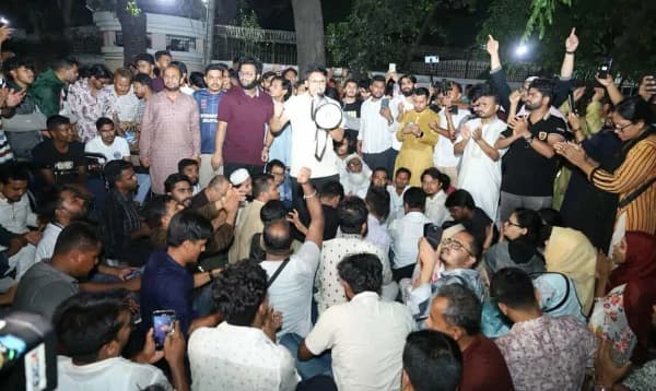আওয়ামী লীগের বিচার ও নিষিদ্ধের দাবিতে যমুনার সামনে বিক্ষোভ