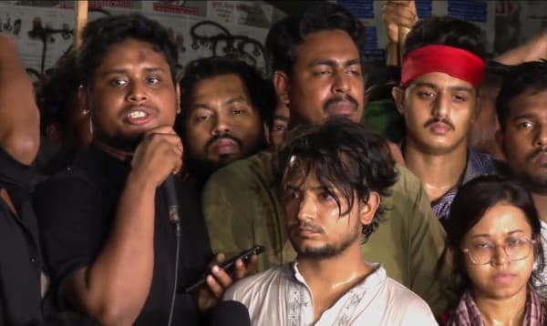 আওয়ামী লীগ নিষিদ্ধের দাবিতে রাতভর শাহবাগ অবরোধ করে বিক্ষোভ