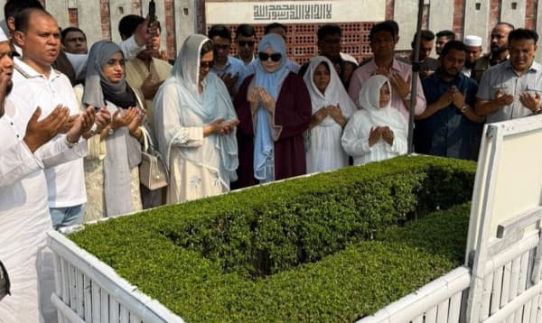 আরাফাত রহমান কোকো’র কবর জিয়ারত করলেন ডা. জোবাইদা রহমান
