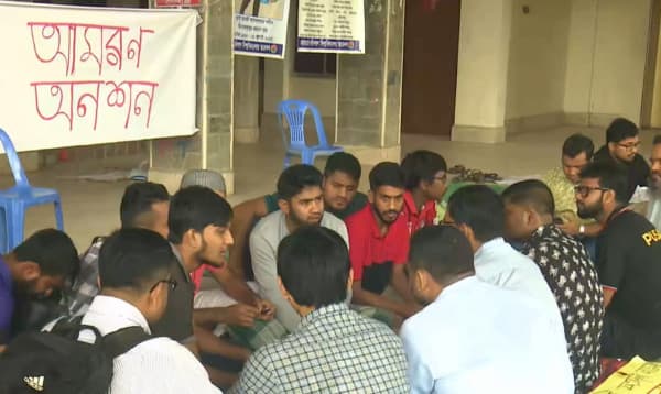 ববিতে উপাচার্যের পদত্যাগ দাবিতে আমরণ অনশনে শিক্ষার্থীরা