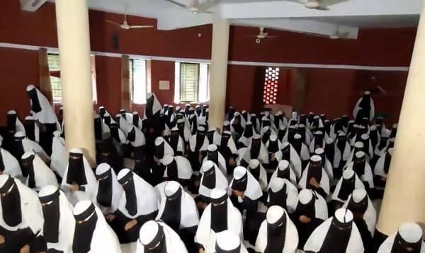 হবিগঞ্জে প্রথম মহিলা মসজিদ, একসাথে নামাজ পড়েন ৩০০ ছাত্রী