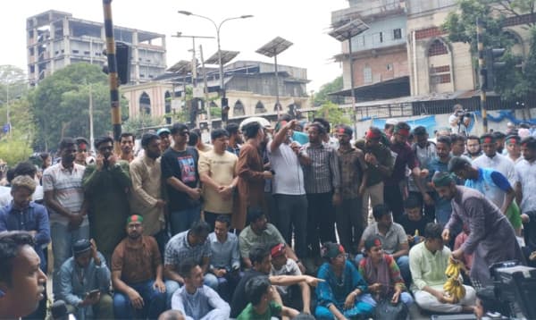কাকরাইলে জবি শিক্ষার্থীদের সমাবেশ চলছে
