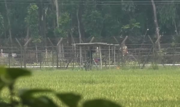 ভারতে নিবন্ধিত রোহিঙ্গাদের বাংলাদেশে পুশইন বিএসএফের