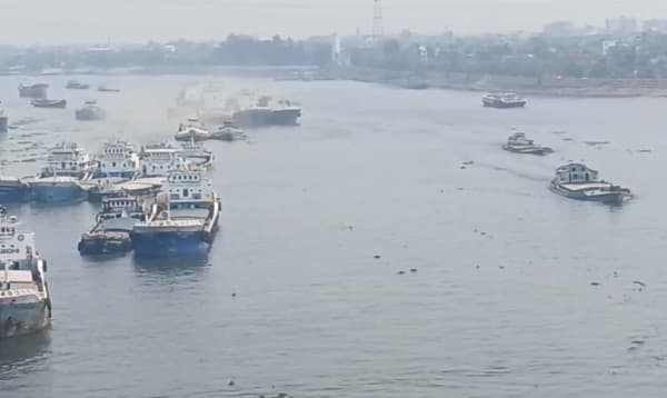 মারাত্মক দূষণে অস্তিত্ব সংকটে মুন্সিগঞ্জের ধলেশ্বরী নদী