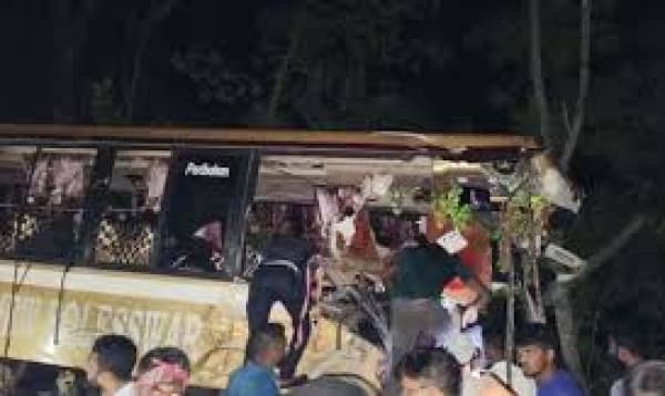 At least 3 killed, 4 injured in Khulna highway crash
