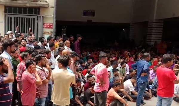 টঙ্গীতে বকেয়া বেতন ও ঈদ বোনাসের দাবিতে শ্রমিকদের বিক্ষোভ