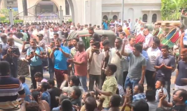 ইশরাককে শপথ না করানোয় চতুর্থ দিনেও বিক্ষোভ কর্মসূচি