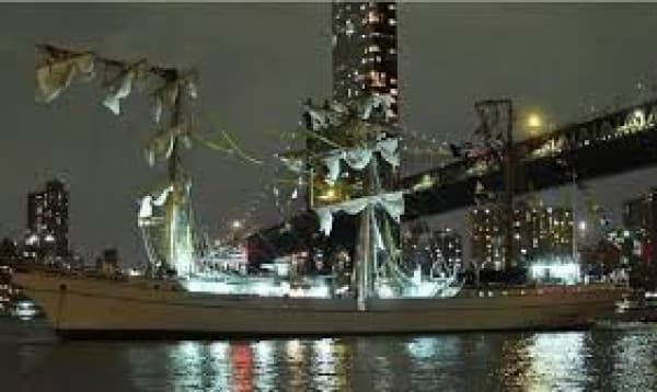 2 Dead as Mexican Navy ship crashes into Brooklyn Bridge