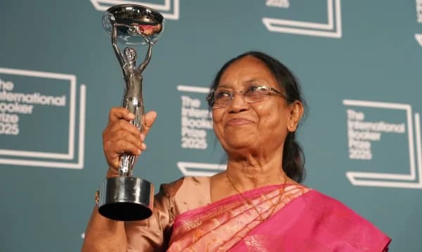 আন্তর্জাতিক বুকার পুরস্কার জিতলেন লেখক বানু মুশতাক
