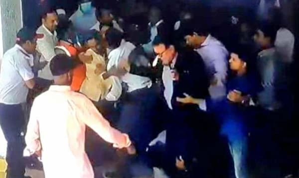 অটোপাসের দাবিতে জাতীয় বিশ্ববিদ্যালয়ের ভিসির ওপর হামলা