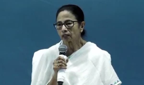 আত্রাই নদীর বাঁধ ভেঙে পড়া নিয়ে বাংলাদেশকে মমতার নিশানা