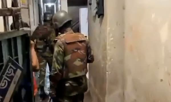 মোহাম্মদপুরে যৌথ বাহিনীর অভিযানে গ্রেপ্তার ৫৭