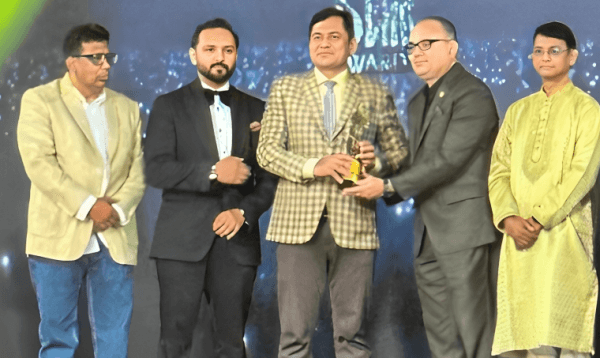 দেশবন্ধু গ্রুপের সিওও মো. ইদ্রিসুর রহমান পেলেন সেরা নেতৃত্বের পুরস্কার