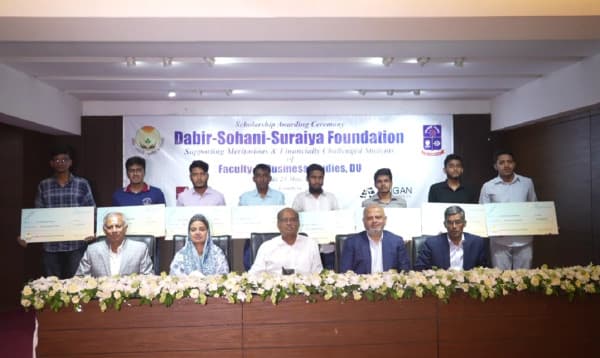ঢাবির দরিদ্র ও মেধাবী শিক্ষার্থীদের মাঝে দবির-সোহানী-সুরাইয়া ফাউন্ডেশনের শিক্ষাবৃত্তি