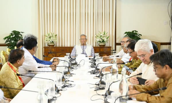 বিভিন্ন রাজনৈতিক দলের সাথে প্রধান উপদেষ্টার বৈঠক