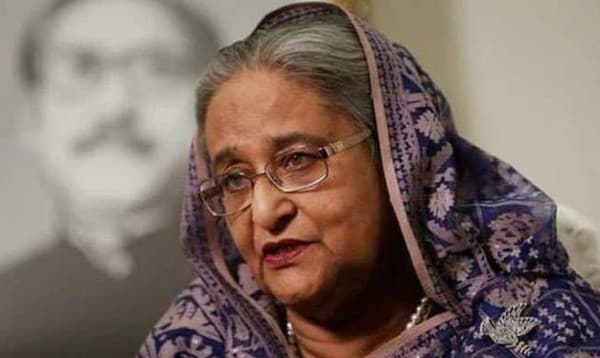 হাসিনাকে ট্রাইব্যুনালে হাজির হতে নোটিশ দিয়ে পত্রিকায় বিজ্ঞপ্তি