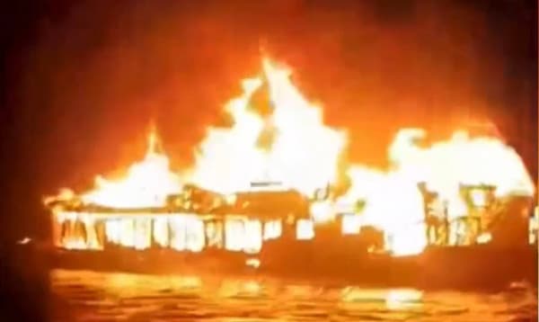 সুনামগঞ্জের টাঙ্গুয়ার হাওরে পর্যটকবাহী নৌকায় আগুন