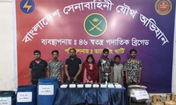 হাজারীবাগে অবৈধ বাংলা মদের কারখানায় সেনাবাহিনীর অভিযান
