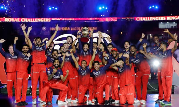 ১৮ বছরের আক্ষেপ ঘুচিয়ে আইপিএল'র শিরোপা জিতলেন কোহলি