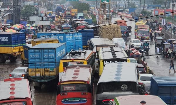ঈদযাত্রায় আশুলিয়ার আবদুল্লাহপুর-বাইপাইল সড়কে ভোগান্তি ও নিরাপত্তাহীনতার শঙ্কা