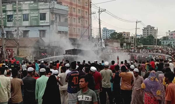 ব্রাহ্মণবাড়িয়ায় সিলিন্ডারসহ উল্টে গেল ট্রাক, একের পর এক বিস্ফোরণ