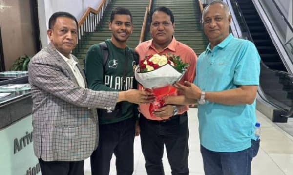 Samit Som arrives in Dhaka to play against Singapore