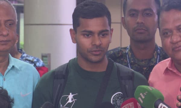 সিঙ্গাপুরের বিপক্ষে ম্যাচ খেলতে ঢাকায় ফুটবলার সমিত সোম