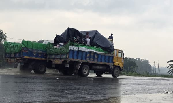 ঈদযাত্রায় যানজটের মধ্যে বৃষ্টির বাগড়া