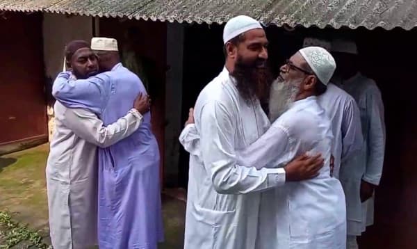 সৌদি আরবের সাথে মিল রেখে সাতক্ষীরায় ২৫ গ্রামের  ঈদ উদযাপন