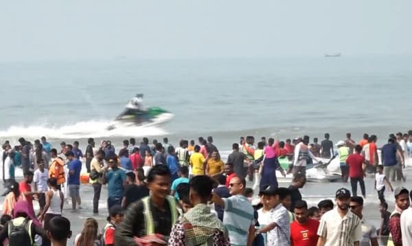ঈদের ছুটিতে কক্সবাজার সমুদ্র সৈকতে পর্যটকের ভিড়