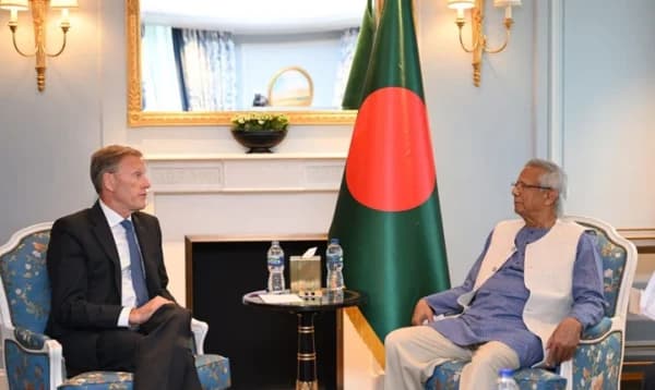 প্রধান উপদেষ্টার সঙ্গে এয়ারবাসের এক্সিকিউটিভ ভাইস প্রেসিডেন্টের সাক্ষাৎ
